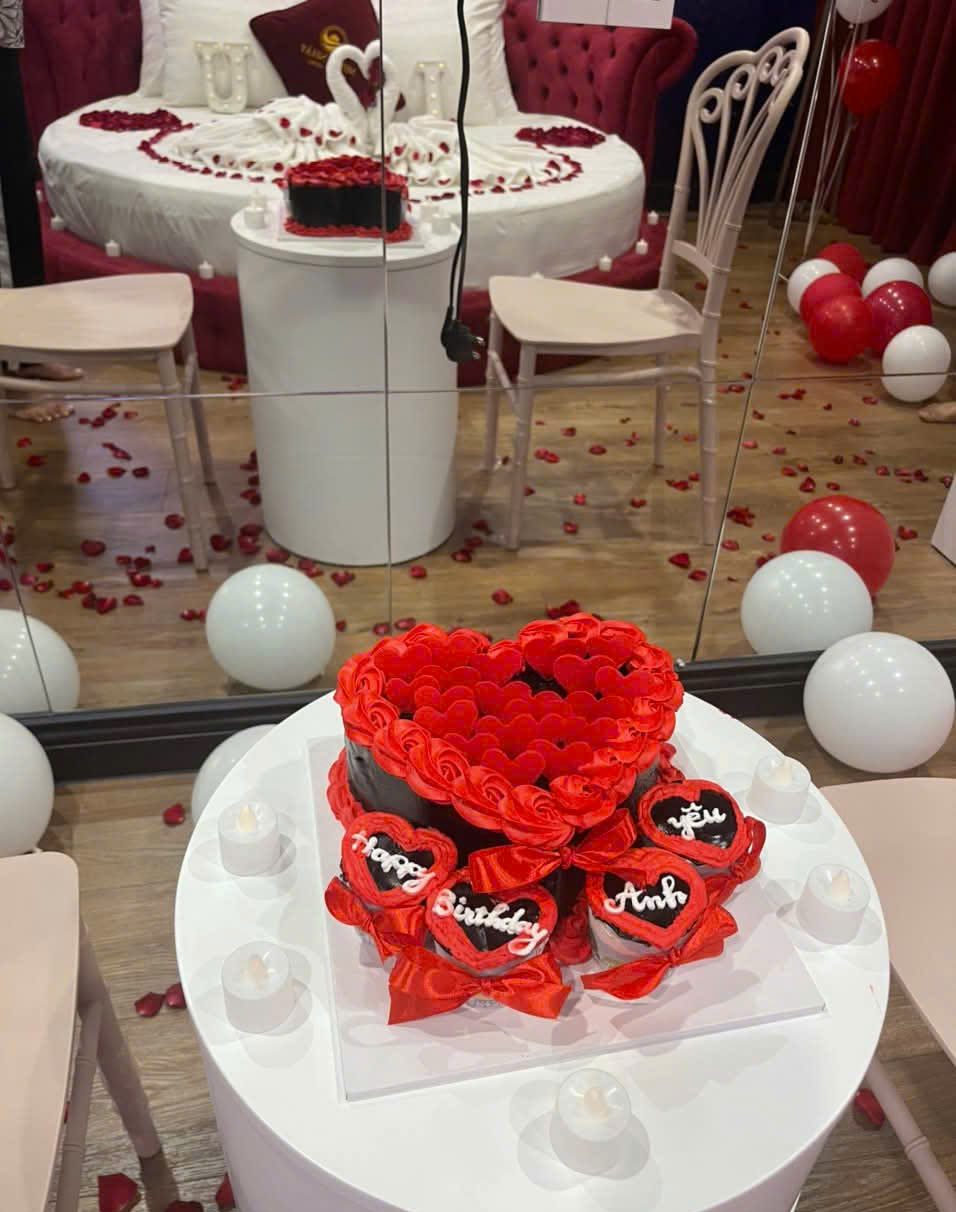Bánh sinh nhật trái tim đỏ Happy Birthday
