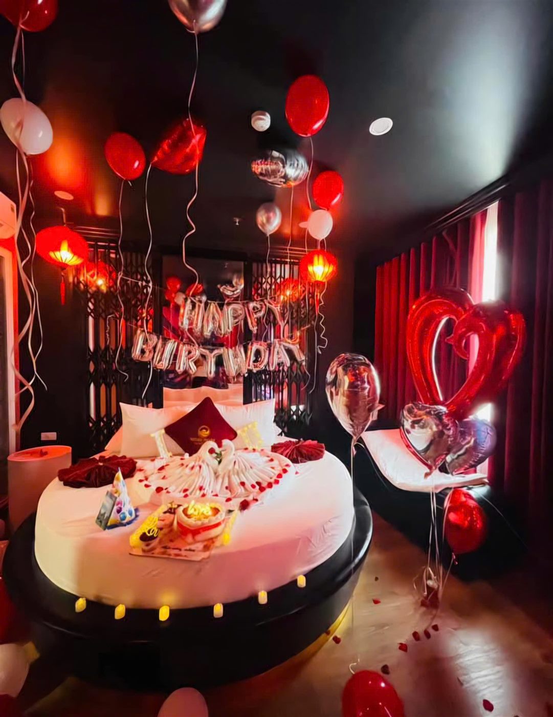 Phòng VIP trang trí sinh nhật với bóng bay và đèn lồng đỏ