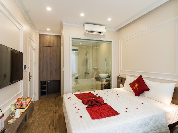 Phòng thường giường đôi, phòng tắm vách kính