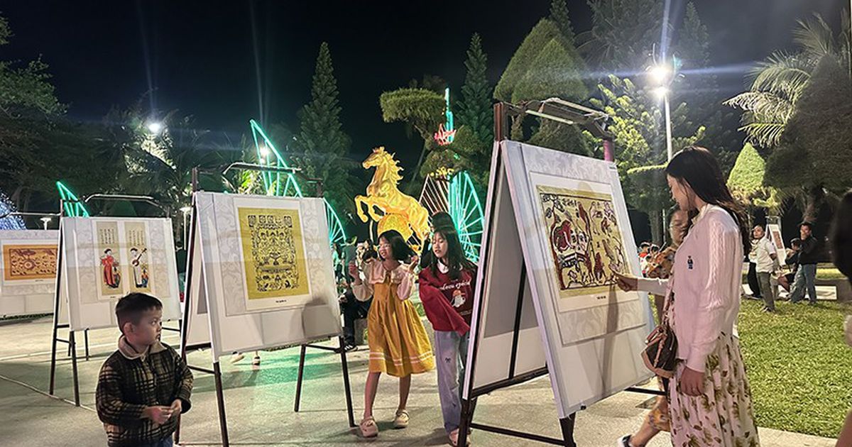 Du khách xem tranh Đông Hồ tại Festival Về miền di sản 2026