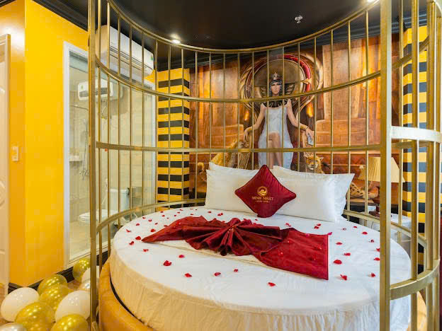 Phòng VIP giường tròn lồng vàng, tranh tường Ai Cập