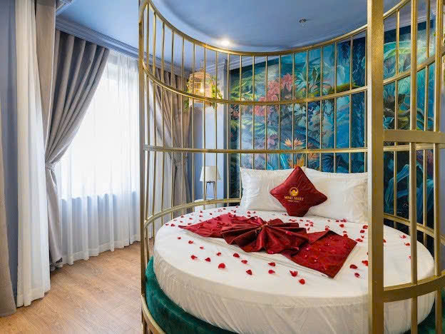 Phòng VIP giường tròn lồng vàng, tranh tường rừng nhiệt đới