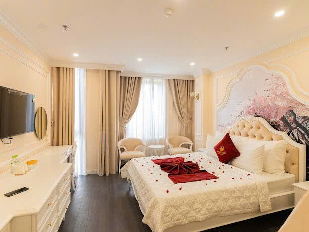 Phòng VIP phong cách cổ điển, tranh hoa anh đào