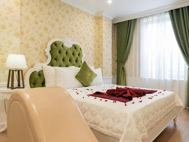 Phòng VIP phong cách cổ điển, đầu giường nhung xanh