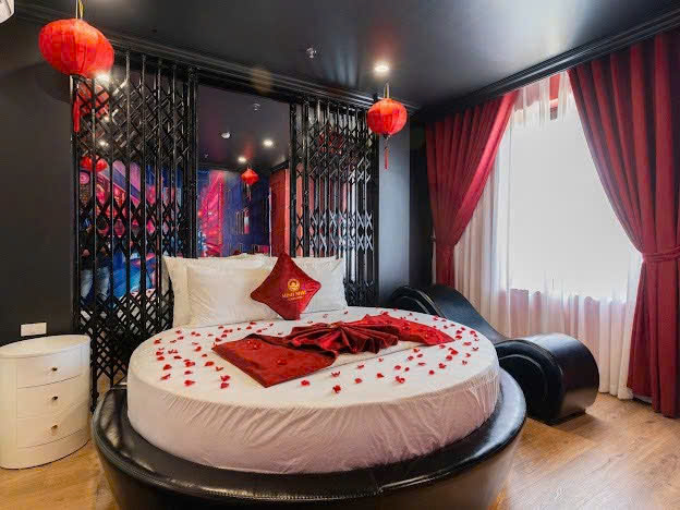 Phòng VIP giường tròn, đèn lồng đỏ phong cách Á Đông